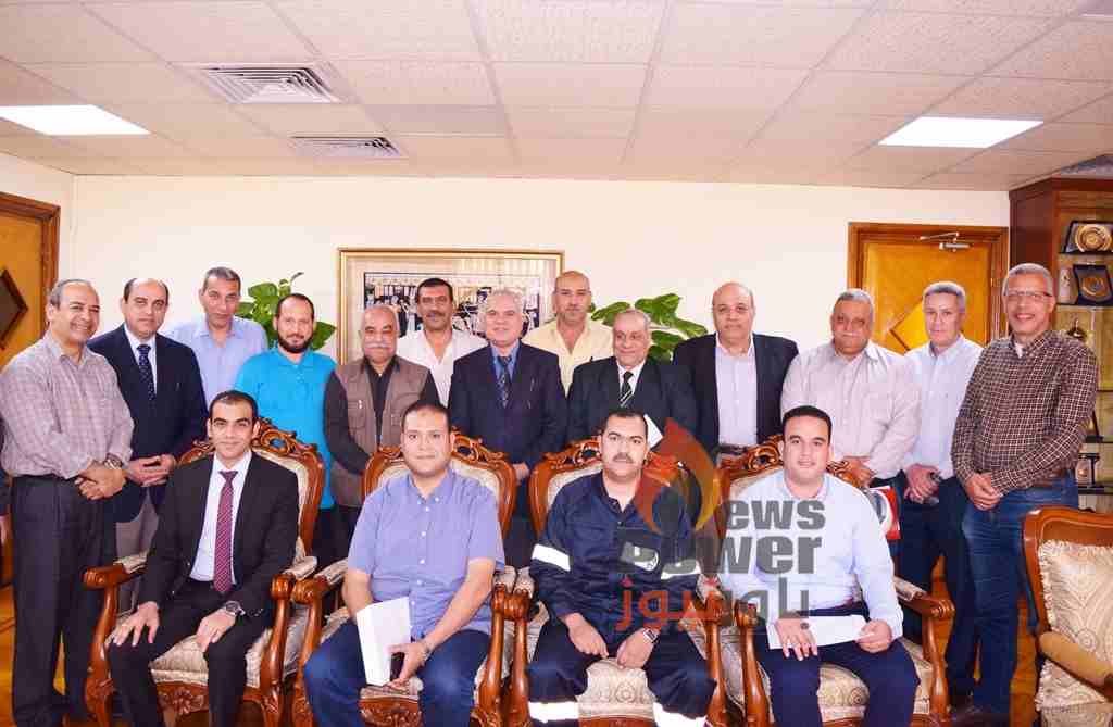 ابو المعاطي يمنح العامل المثالي بشركة ابوقير للاسمدة شهادات التقدير والجوائز تقديراً لجهودهم