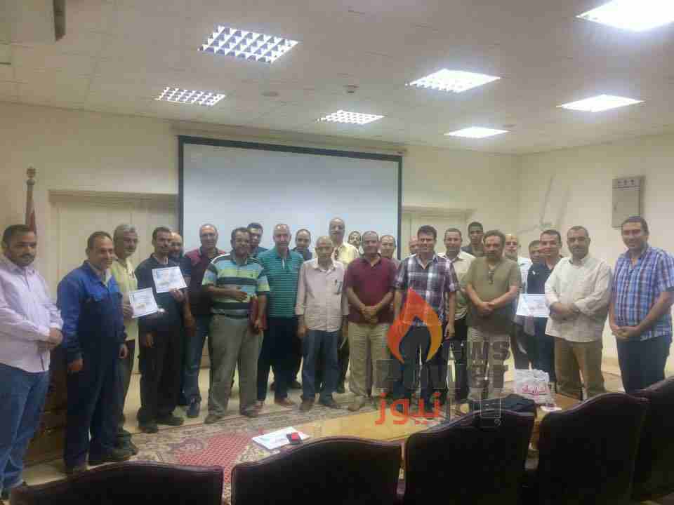 الخياط فى صورة تذكارية مع مديرى المشاريع بالزعفرانة أمس