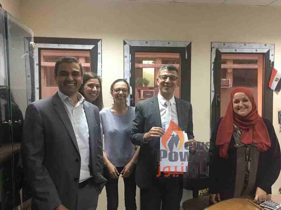 مؤسسة التمويل الدولية تسلم وزارة الكهرباء نماذج الاغلاق المالى لعدد 13 شركة للطاقة الشمسية