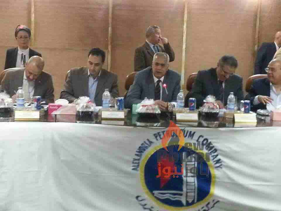 بالصور..رئيس الإسكندرية للبترول يجتمع بأعضاء اللجنة الجغرافية لمناقشة خطة الطوارئ