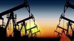رويترز .. النفط يهبط من أعلى مستوى في عامين ونصف مع زيادة الإنتاج الأمريكي
