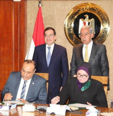 غازتك وجهاز تنمية المشروعات يوقعان عقد المرحلة الاولى لتحويل السيارات للغاز الطبيعي بتكلفة 20 مليون جنيه لتوفير 500 مليون جنيه سنويا