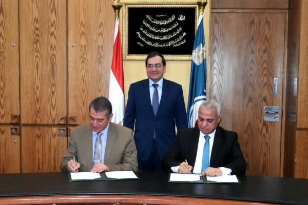 الملا يشهد توقيع بروتوكول بين شركة التعاون للبترول ومحافظة كفر الشيخ لإقامة 7 محطات جديدة بتكلفة 50 مليون جنيه