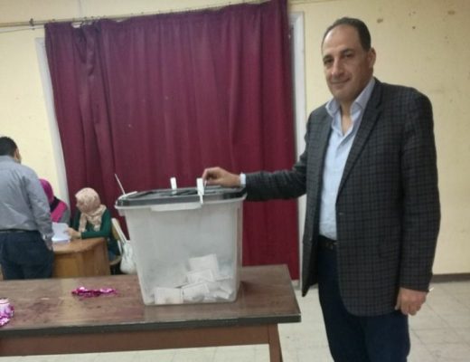مدير شركة EIM Energy للطاقة الشمسية يدلي بصوته في الانتخابات الرئاسية