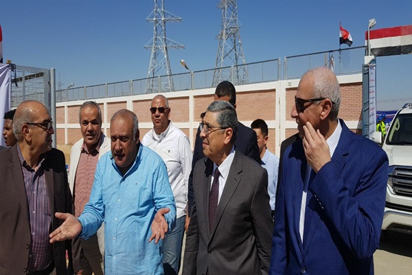 باور نيوز ينفرد بنشر الصور الاولى لزيارة شاكر وقيادات وزارة الكهرباء ومحافظ أسوان ورئيس اجيماك لافتتاح مشروع المحطة الشمسية الاول بموقع بنبان