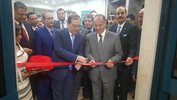 وزير البترول ومحافظ الاسكندرية ورئيس أموك خلال افتتاح اعمال التطوير بمستشفى البترول