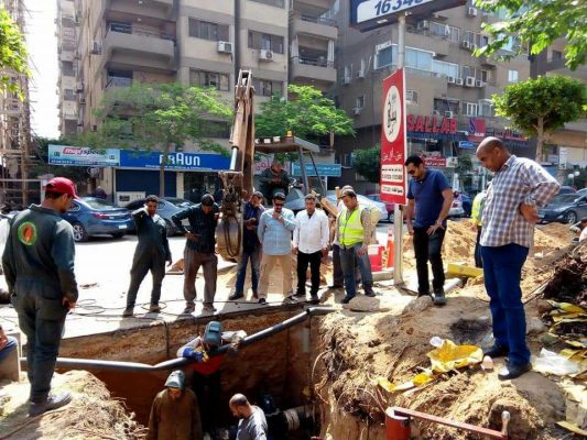 مساعد رئيس تاون جاس يتفقد اعمال الاحلال بشارع مكرم عبيد