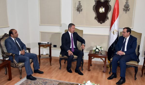 وزير البترول يلتقي رئيس شركة هاليبرتون لبحث تسويق المناطق البترولية