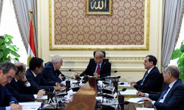 رئيس الوزراء يتابع إنتاج حقل ظهر مع نائب رئيس شركة إيني