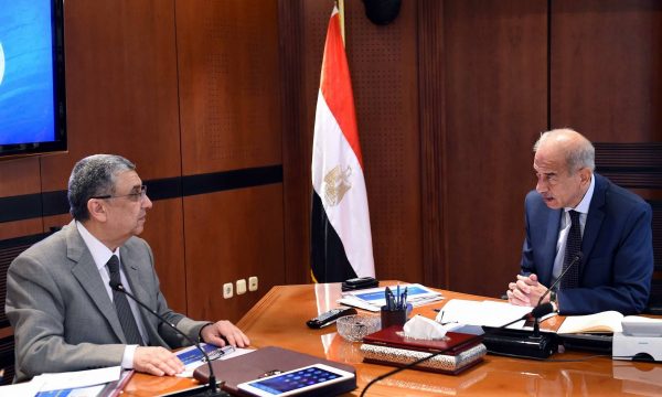 رئيس الوزراء يبحث مع وزير الكهرباء تأسيس شركة لمحطات سيمنس فى بنى سويف والبرلس والعاصمة الادارية .. وتصدى الحكومة لظاهرة سرقة التيار