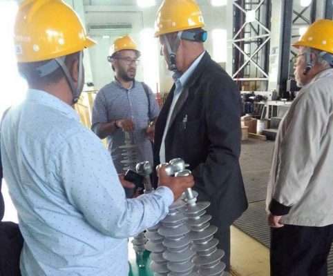 صور لرئيس منطقة كهرباء مصر الوسطى اثناء التفتيش على العازلات المطاطية بالصين