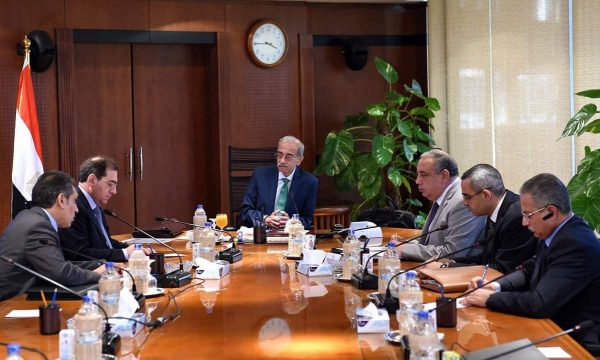 رئيس الوزراء يتابع مع وزير البترول موقف مشروعات معامل التكرير الجاري تنفيذها