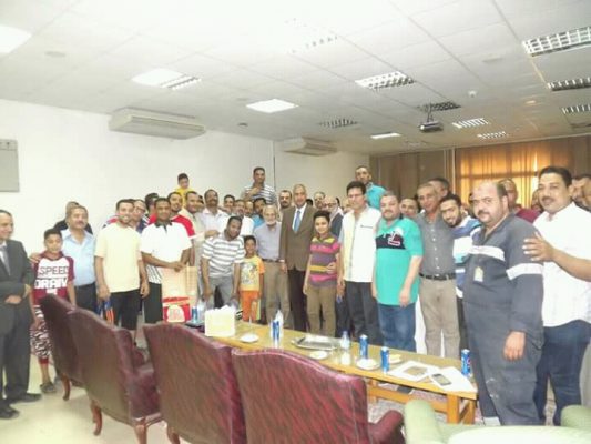 في لفتة انسانية .. الدكتور محمد الخياط يكرم احد العاملين بموقع الزعفرانة لبلوغه سن المعاش