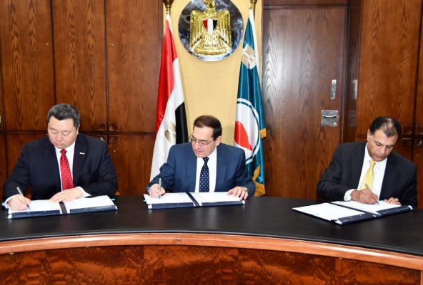 البترول توقع اتفاقية جديدة مع شركة آباتشي العالمية لحفر 7 آبار بالصحراء الغربية