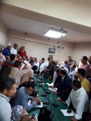 عاجل..تجمع نقابى كبير من ممثلى نقابات الكهرباء للمطالبة بتطبيق قانون العلاوات على 170 الف عامل