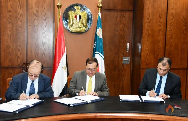 مصر تنجح فى توقيع 61 اتفاقية باستثمارات 14 مليار دولار للبحث عن البترول ‏والغاز في مناطق مصر البرية والبحرية