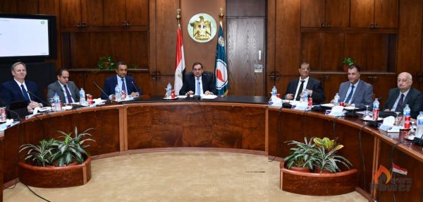 الملا يلزم رؤساء BP وانبى وبتروجت ورشيد بالاسراع بدخول حقول جيزة فيوم وريفين  بشمال الأسكندرية وغرب الدلتا العميقة على الانتاج