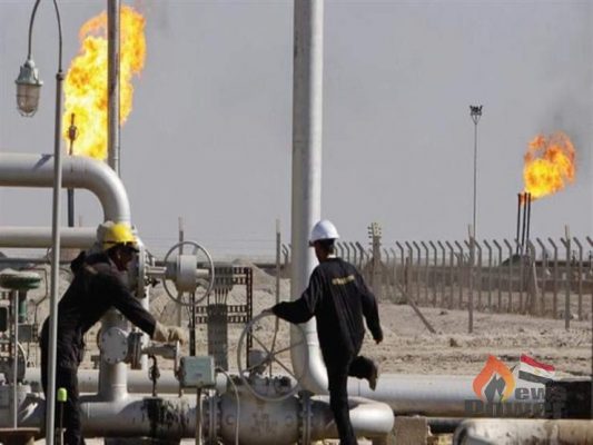 أسعار النفط تهبط بعد تحذير من تخمة وشيكة في المعروض