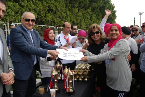 سامية أبو بكر أمينة المرأة بشركة جنوب الوادى تحصد المركز الأول في مسابقة المشي