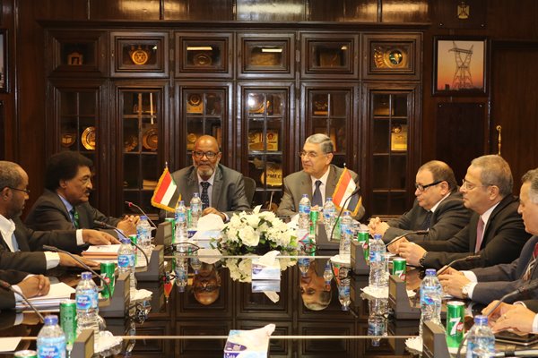 خلال لقائه وزير الكهرباء السودانى .. شاكر  يؤكد بدء الربط الكهربائى مع السودان الشهر القادم ..ورفع قدرة المرحلة الثانية على جهد 500 كيلوفولت