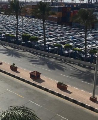 شاهد.. آلاف السيارات مكدسة بالموانئ انتظاراً ليوم 1 يناير