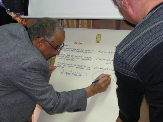 عبد الجواد وقيادات قارون للبترول يواصلون الاحتفال بأسبوع السلامة من داخل حقول بنى سويف