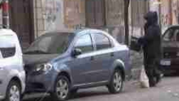 عاجل .. الشرطة تحتجز سيارة ملاكى للاشتباه بها بعد وقوفها بجوار سور محطة كهرباء بنها