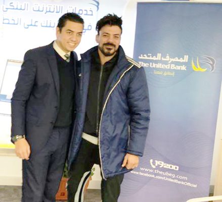 عمرو زكي لاعب منتخب مصر ونادي الزمالك يفوز بجائزة شهادة المليونير من المصرف المتحد  