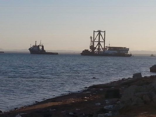 جاكيت بتروسلام فى طريقه بالبحر تمهيداً لتركيب المنصة البحرية يوم 25 يناير الجارى