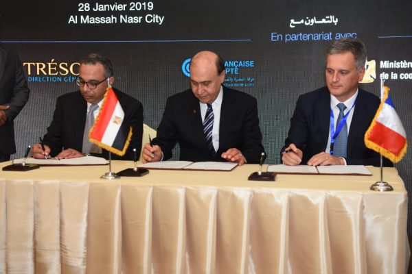 بالصور .. هيئة قناة السويس توقع اتفاقا مع اكوسلوبس الفرنسية لمعالجة مخلفات السفن البترولية العابرة بقيمة 50 مليون يورو