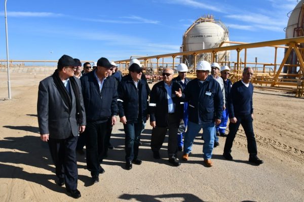 وزير البترول خلال تفقده منطقة جبل الزيت البترولية : لا بد من مواجهة التناقص الطبيعى للابار .. والالتزام بمعايير الأمان الصناعى والسلامة