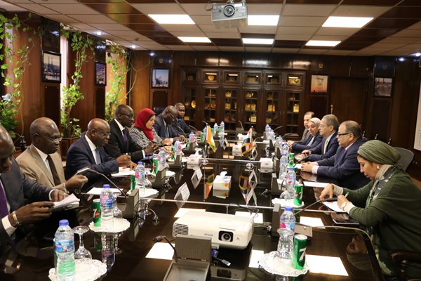 عسران وسوقى يبحثان سبل التعاون مع وزير البترول الإيفواري