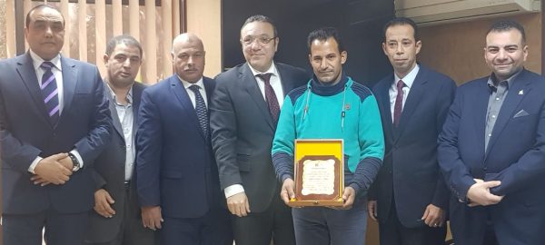 كهروميكا تُكرم وليد مرضي بطل حادث قطار محطة مصر 