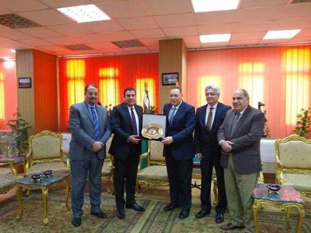 محافظ الشرقية يبحث مع مسئولي بتروتريد آلية تحصيل المستحقات من العملاء ويطالب بسرعة توصيل الغاز الطبيعي للمنازل