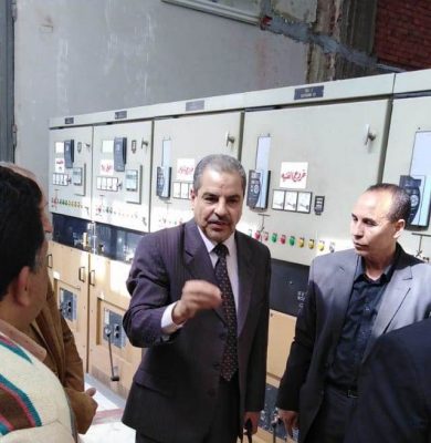 بالصور .. رئيس مصر الوسطي للتوزيع في زيارة لقطاع الفيوم للوقوف على مؤشرات الأداء الفني والتجاري .. وشمعة يصرف حافز افضل أداء لهندسة ابشواي