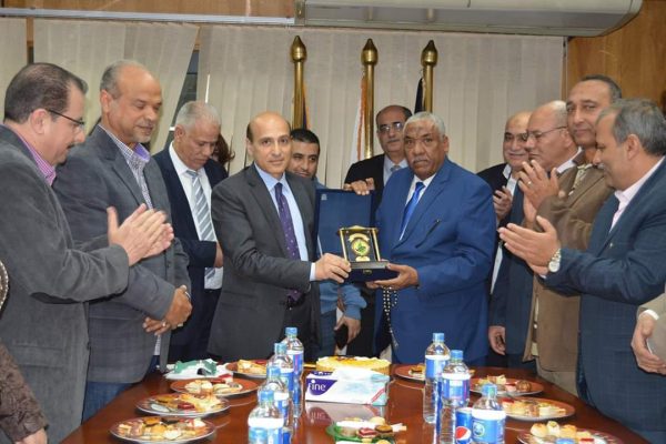 لمسة وفاء .. رئيس شركة بتروتريد يكرم مدير عام مساعد الخزينة لبلوغه سن التقاعد 