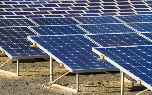 الكهرباء تربط 17 محطة طاقة شمسية بمنطقة بنبان بالشبكة الموحدة
