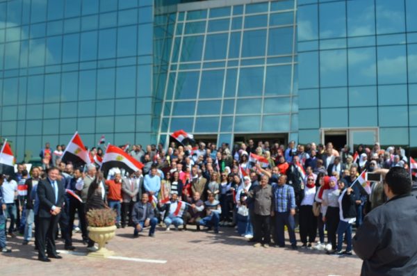 العاملون بالشركة المصرية القابضة للبتروكيماويات يشاركون فى التصويت على التعديلات الدستورية