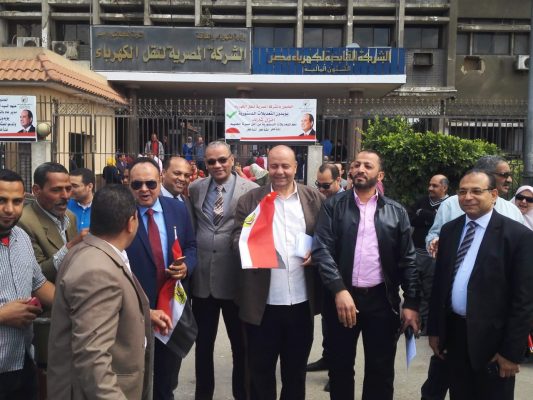 قيادات نقل الكهرباء برفقة العاملين يضربون مثلاً في حب الوطن بمشاركة ايجابية في الاستفتاء الدستوري