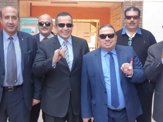 رئيس شركة مصر للبترول يُدلي بصوته في الاستفتاء الدستوري