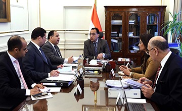 مدبولي يعقد اجتماعاً لبحث إجراءات تنفيذ توجيهات الرئيس بمنح علاوات للعاملين فى الدولة