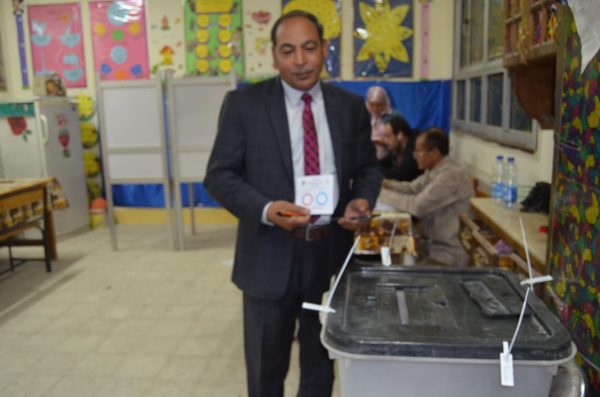 الكاتب الصحفى عادل البهنساوى رئيس تحرير موقع باور نيوز يدلى بصوته فى استفتاء التعديلات الدستورية