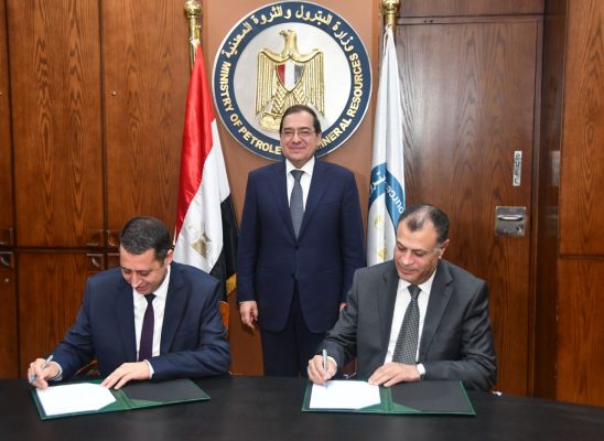 الملا يشهد اتفاق انطلاق خطة تحديث أداء الكوادر البشرية بشركة بدر الدين بين هيئة البترول و رويال داتش شل العالمية