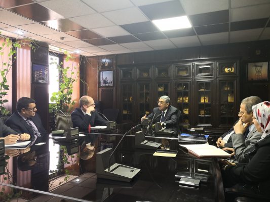 ممثل البنك الاوربى لإعادة الاعمار والتنمية يعرب لـ شاكر عن  رغبته فى زيادة حجم الاستثمار على أرض مصر والمساهمة في مشروعات الطاقة المتجددة