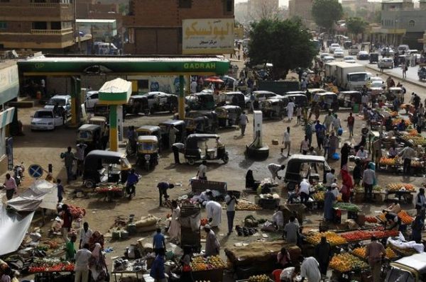 السودان يواجه أزمتي عدم توافر الوقود ونقص السيولة