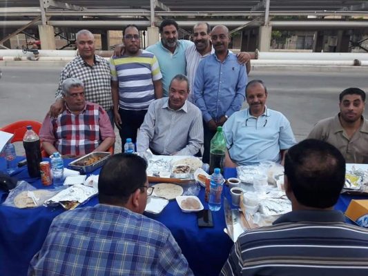 عبد الله يشارك العاملين بورادى شركة النصر للبترول وجبة الإفطار وسط روح من التواضع الاجتماعى
