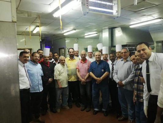 رئيس شركة السويس للزيت يشارك العاملين الافطار بحقل رأس فنار