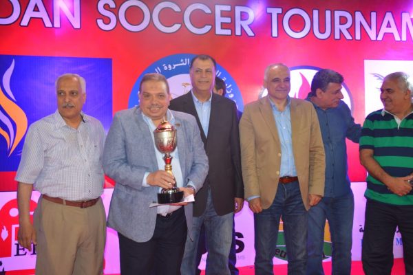 مصر للبترول تحصد كأس المركز الثاني في الدورة الرمضانية لقطاع البترول لكرة القدم وعز الرجال يمنح الكأس لـ فتحي
