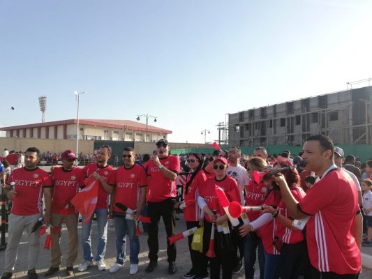 تحت رعاية فتحي .. قطار العاملين بشركة مصر للبترول يصل الي محطة السويس لحضور مباريات امم افريقيا