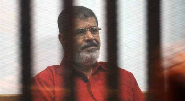 وفاة محمد مرسى العياط بعد إصابته بإغماء أثناء جلسة محاكمته بقضية التخابر